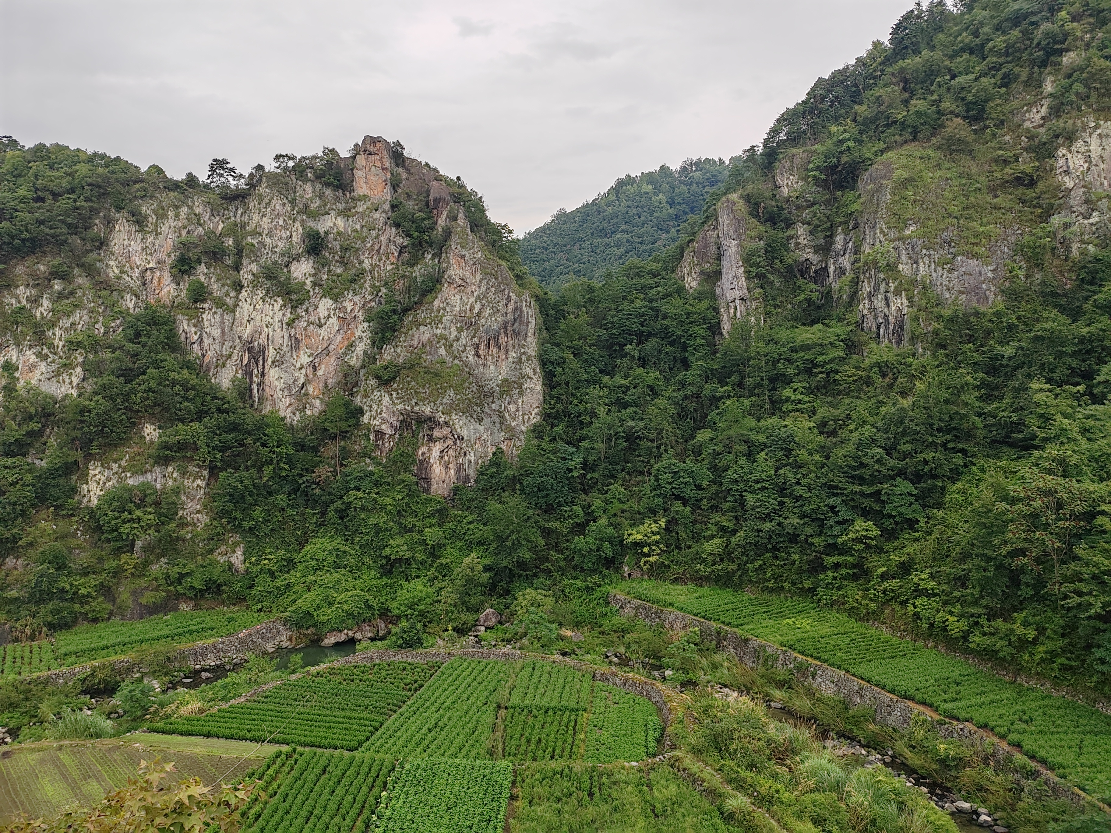 green-mountains-around-anshan-ancient-road